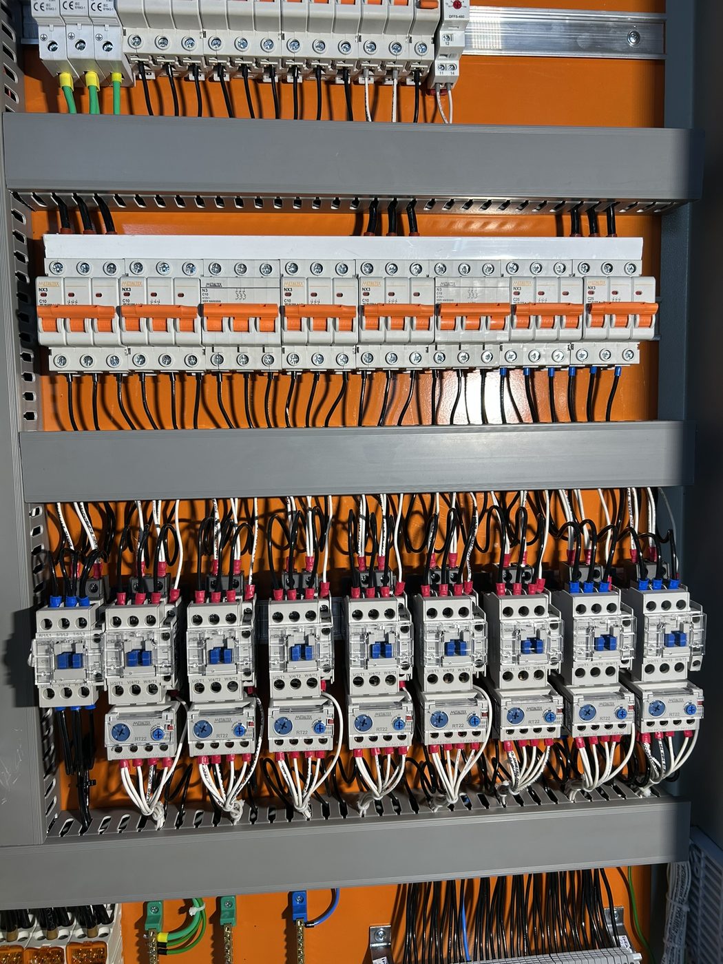 Montagem interna de painel: comando e proteção