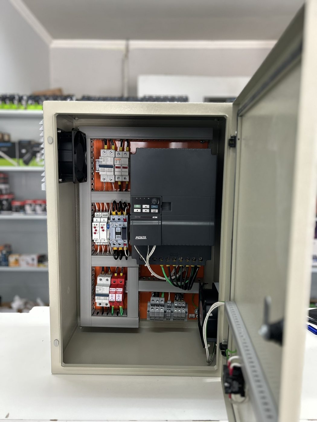 Painel com inversor de frequência